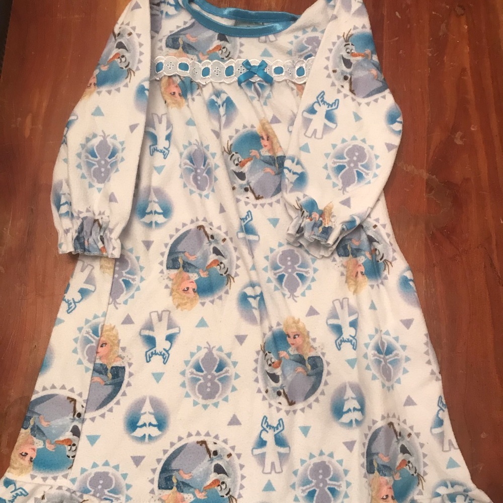 Elsa nightgown !!!NO STAINS!!!